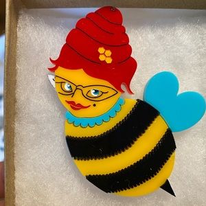 NIB ~ RARE ~ “SHE BEE 🐝 “ BROOCH ~ DAISY JEAN FLORAL